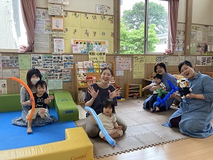 バルーンアートに挑戦した親子とあーやさん