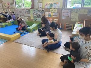 ふれあい遊びをする親子たち