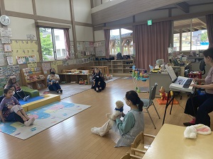 お膝で上・下を楽しむ親子たち