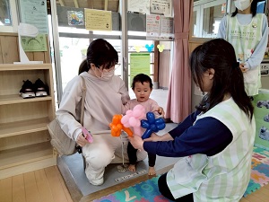 お土産のバルーンを選ぶ親子