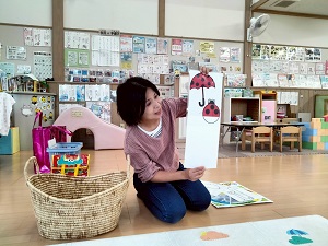 英語の先生が色手品を披露している様子