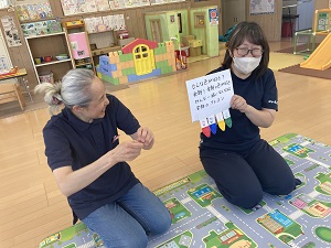どんな色がすきの手話をする手話サークルの方