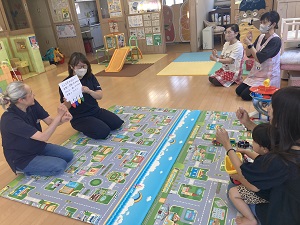 手話をする先生と親子
