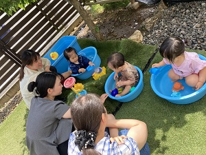 水遊びをする親子たち