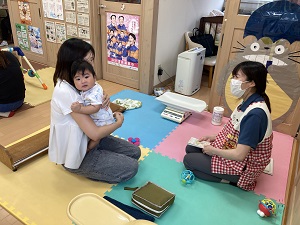 測定後、保健師とお話をする母