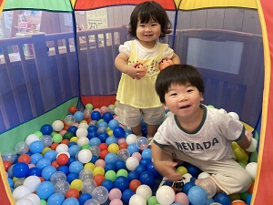 ボールプールで遊ぶ兄妹