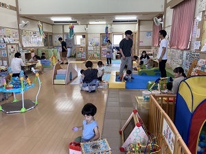 支援センターで遊ぶ親子たち