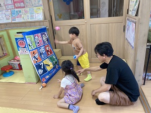 ライオンズ的当てで遊ぶ親子