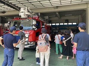 消防車見学をする親子たち