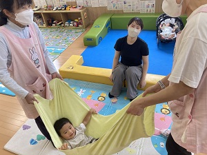 タオルブランコを楽しむ幼児