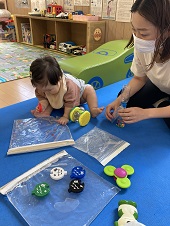 室内で水の遊びを楽しむ親子