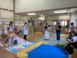 ABCの歌を歌っている様子