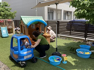 水遊びと外遊びを楽しむ親子たち