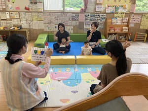 手話をする先生と親子たち