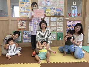 はいはいレース参加親子の記念写真