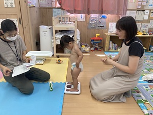 体重を測る幼児