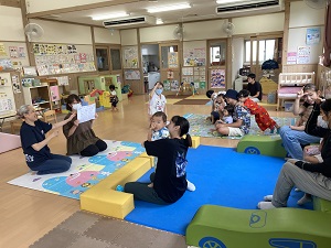 手話をする先生と親子たち