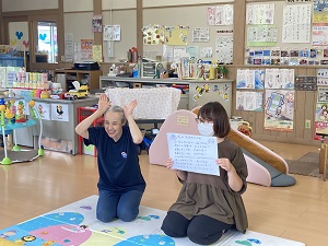 手話を教えている手話サークルの先生