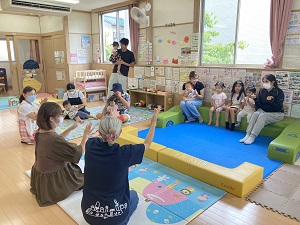 手話をする先生と親子たち2