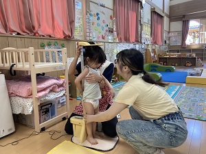身長を測る幼児