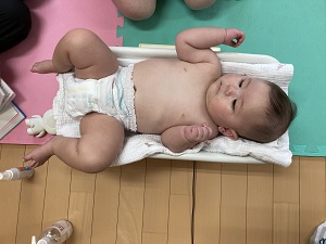 体重を測る乳児