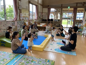 お誕生日をお祝いする親子たち