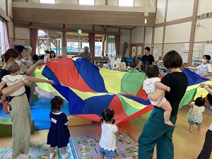 パラバルーンをゆらす親子たち