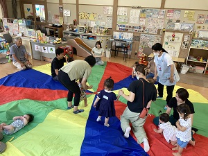 パラバルーンの上に乗る親子たち