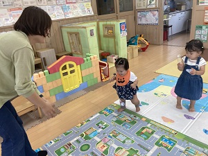 はいはいテースでよちよち歩く赤ちゃん