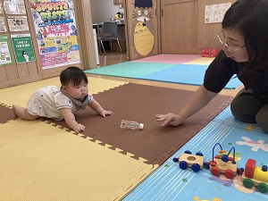 はいはいする赤ちゃんと、誘うママ