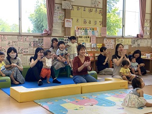 英語あそびを楽しむ親子たち