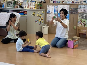 箱に入っている「B」から始まる物を当てる英語あそびの様子