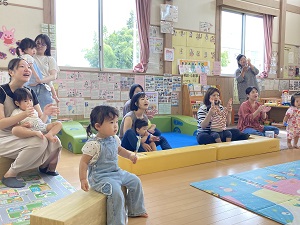 はたらく車の歌に合わせ車の名前を言う親子たち