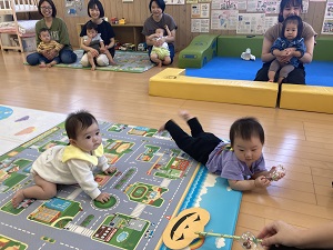 はいはいをする乳児たち