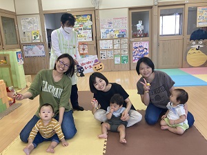 はいはいレースをする親子たちのスタート前写真