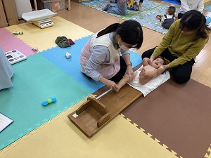 身長を測る乳児