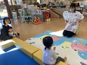 ペープサートを見せる先生と楽しむ親子