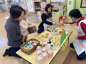 お買い物を楽しむ親子たち