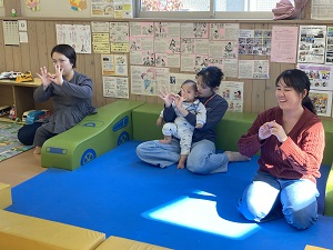 手話をする母たち