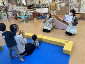 手話をする先生と親子たち