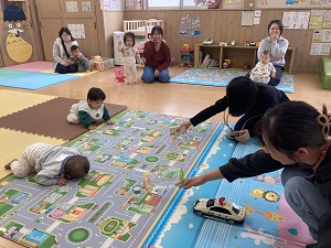 はいはいレースをする親子と見守る親子たち