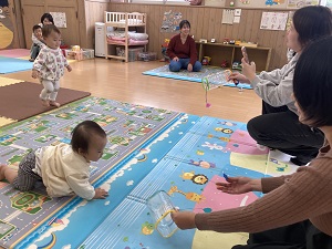 はいはいをする乳児とよちよち歩く幼児