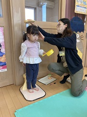 身長を測る幼児