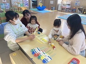 クレヨンのペープサートを作る親子たち