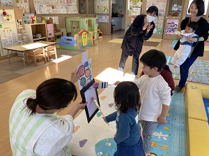 作ったクレヨンでお絵かきを楽しむ子どもたち