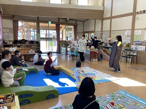 あーやさんと一緒にどんな色がすきを歌う親子たち