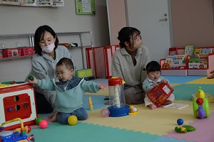 親子で遊んでいる様子
