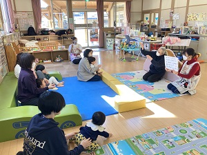 「たこあげ」の手話をする先生と親子たち