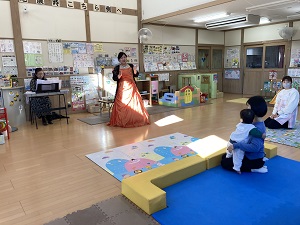 お歌を披露するあーやさんとピアノのまーちゃん