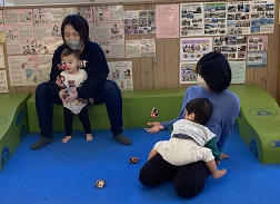 お手玉を楽しむ親子たち